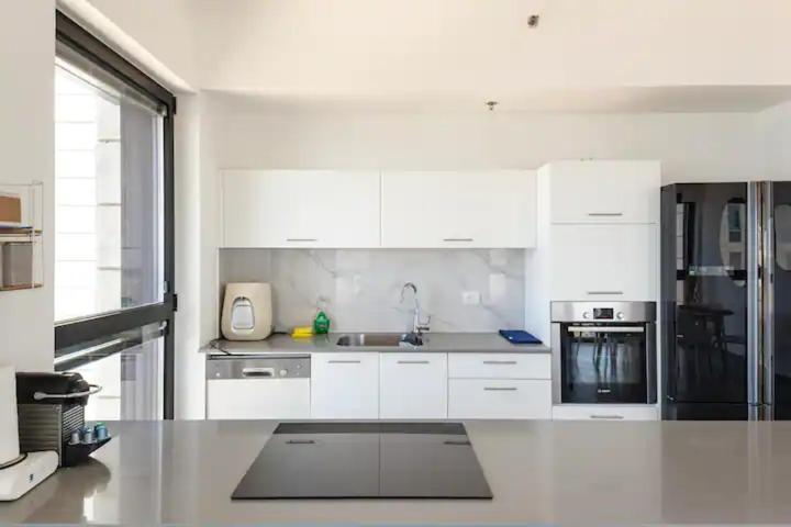 Oַ&O Group- Luxury Apt Tower Best Sea View بات يام المظهر الخارجي الصورة