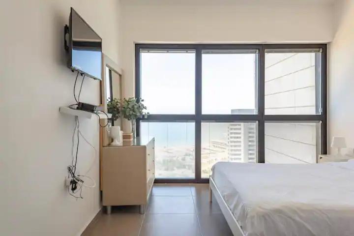 Oַ&O Group- Luxury Apt Tower Best Sea View بات يام المظهر الخارجي الصورة