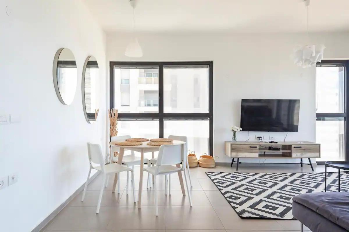 Oַ&O Group- Luxury Apt Tower Best Sea View بات يام المظهر الخارجي الصورة
